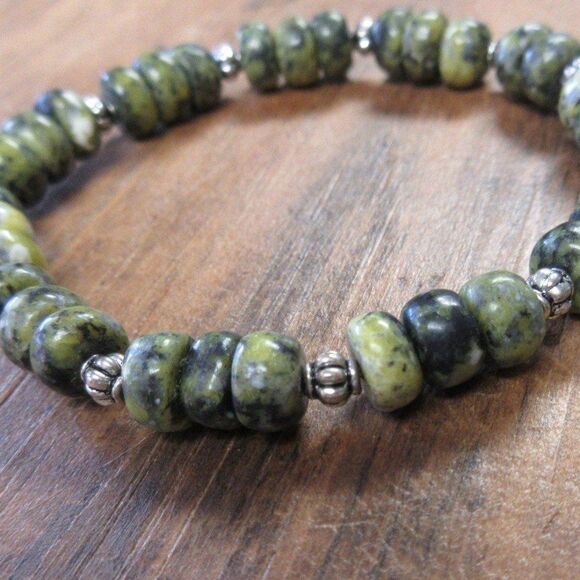 MERRISOTA JEWELRY Green Serpentine Stretch Bracelet Size 6 3/4" Gemstones NEW - Picture 1 of 7